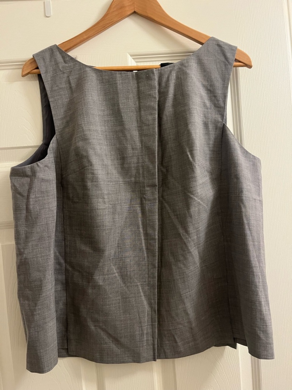 Summer-weight Wool Sleeveless Shell Top